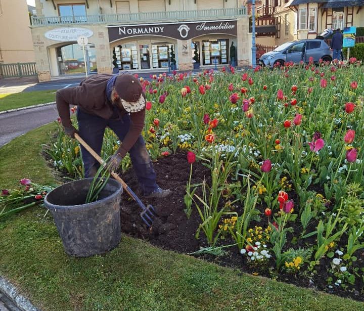 https://www.villers-sur-mer.fr/wp-content/uploads/2021/05/espaces-verts-720x615.jpg