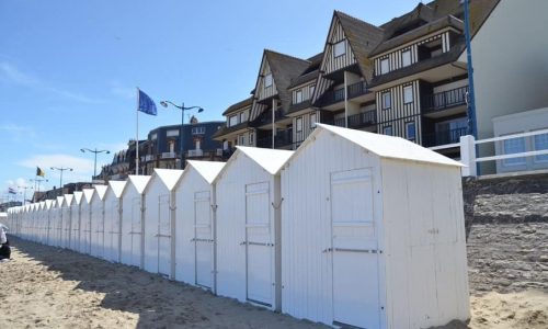 PLAGE : installation des cabines de plage