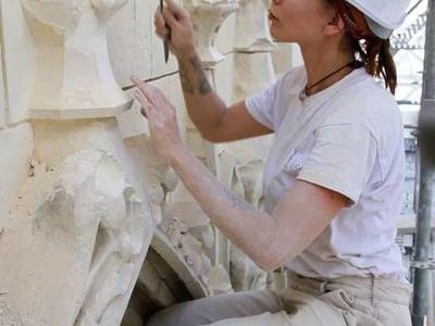 EGLISE : petit point sur le balustre de l’Eglise Saint-Martin, où les compagnons s’activent plus que jamais à réhabiliter l’édifice dans les règles de l’art…