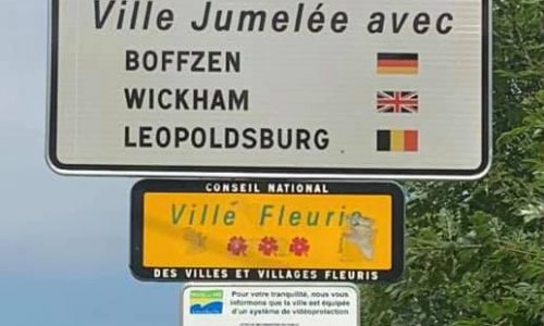 INTERNATIONAL : nos panneaux d’entrée de ville ont été changés pour mentionner notre jumelage avec la ville belge de Leopoldsburg