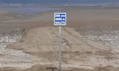 PLAGE :  les passages d’accès à l’eau créés par nos services sont indiqués par des panneaux