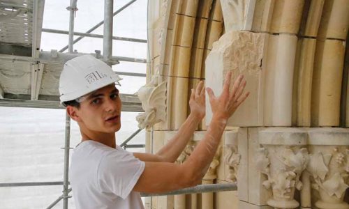 TRAVAUX : naissance d’une chimère sur notre église. Ou comment passer d’un bloc de pierre à une sculpture