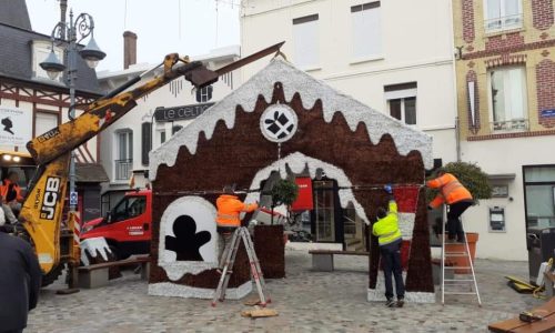 LA MAIRIE A VOTRE SERVICE : les illuminations de Noël, complètement installées, c’est pour demain !