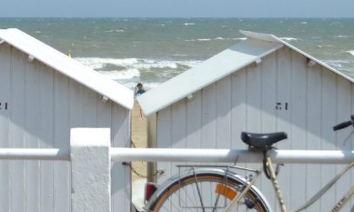 Vélo le long des cabines de plage