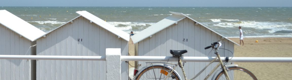 Vélo le long des cabines de plage