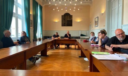 COMMERCES : réunion entre la Mairie et les maraîchers de la place de la Mairie