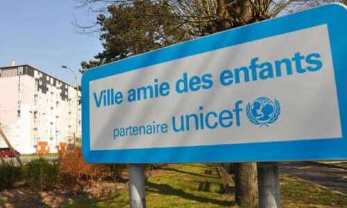 ENFANCE : nous allons bientôt placer la plaque « Villers-sur-Mer, Ville amie des enfants » en entrée de ville