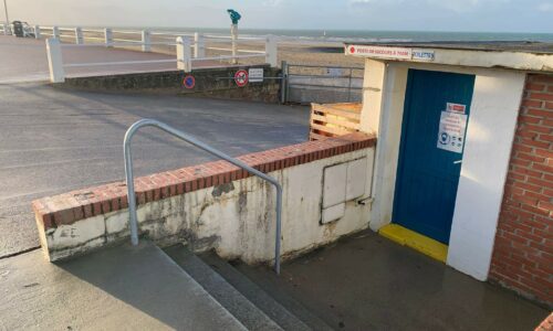 TRAVAUX : vous aviez été nombreux à la demander, la rampe d’accès aux toilettes sur la digue »est » installée