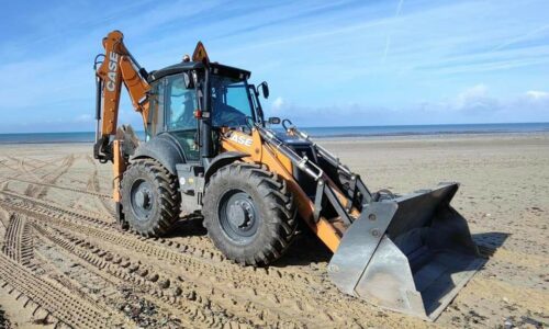 PLAGE : la Mairie investit dans un nouveau tractopelle