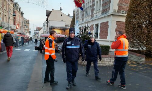 ANIMATIONS : le marché de Noël a été mis en place par nos services très tôt hier matin
