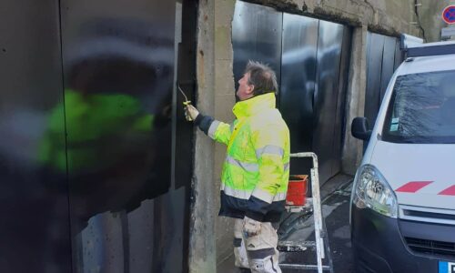 TRAVAUX : mise en peinture des plaques de renfort du mur de soutènement de la rue Feine