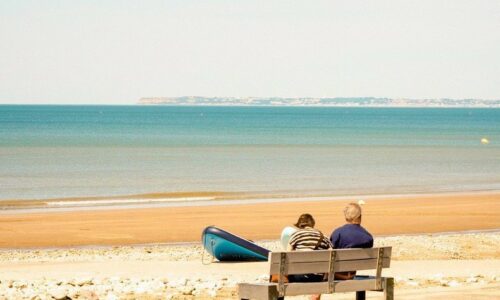 A quoi peut bien penser ce couple, assis face à la mer ? C’est la question que s’est probablement posé ©Anthony Plonquet quand il a immortalisé cette scène aux couleurs pastel, à Villers-sur-Mer.